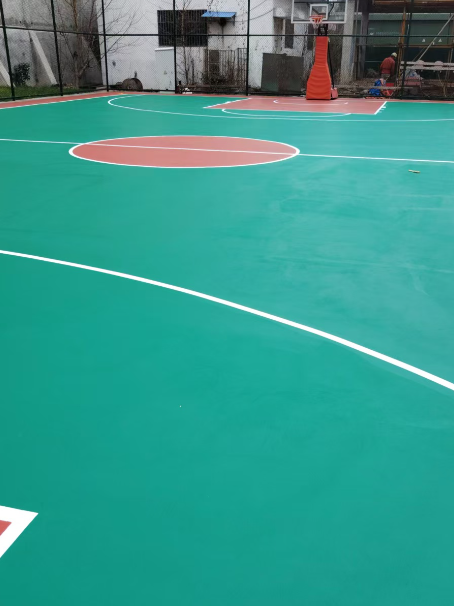金波乡 球场长期使用易出现地面开裂